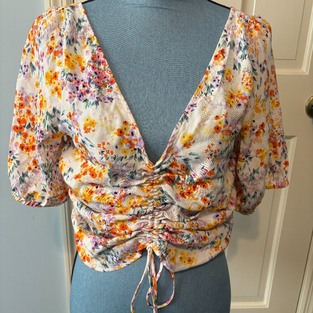 H & M LADIES CROPPED TOP SIZE L. DEEP V-NECK FLORAL SHORT SLEEVES